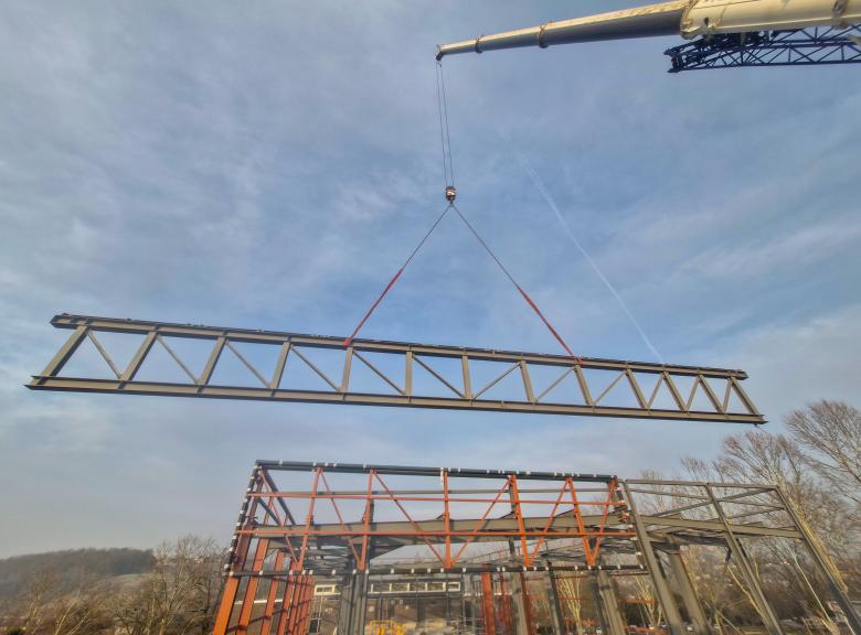 Une grue portant un élément métallique