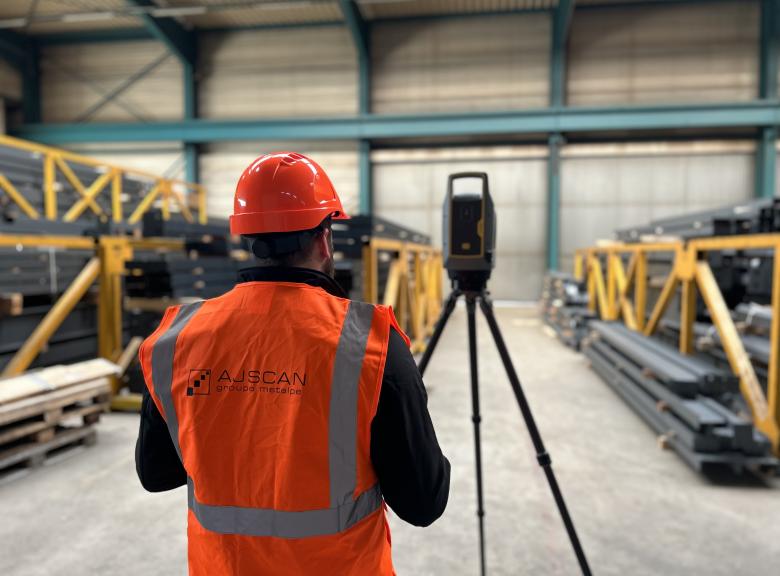 Un géomètre AJSCAN travaillant sur un chantier