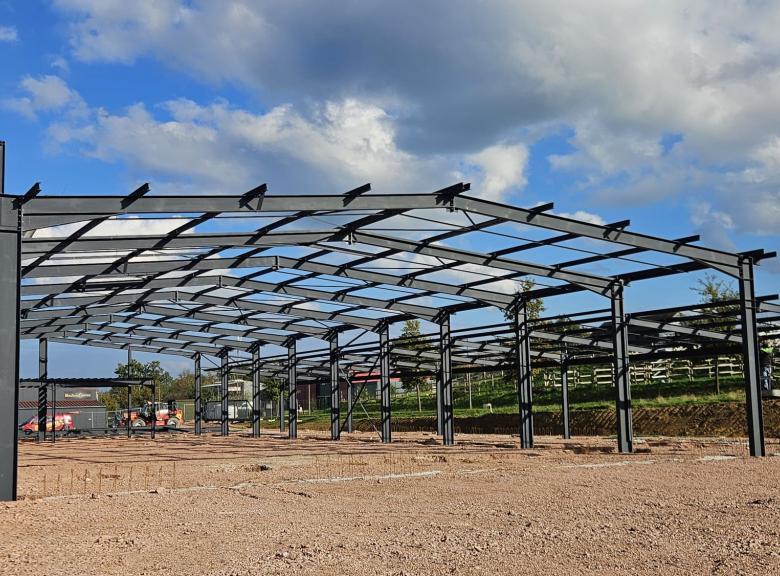 Une charpente métallique en travaux