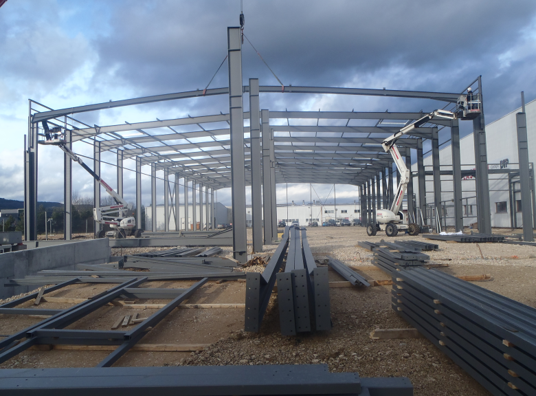 Chantier avec des éléments métallique en tout genre