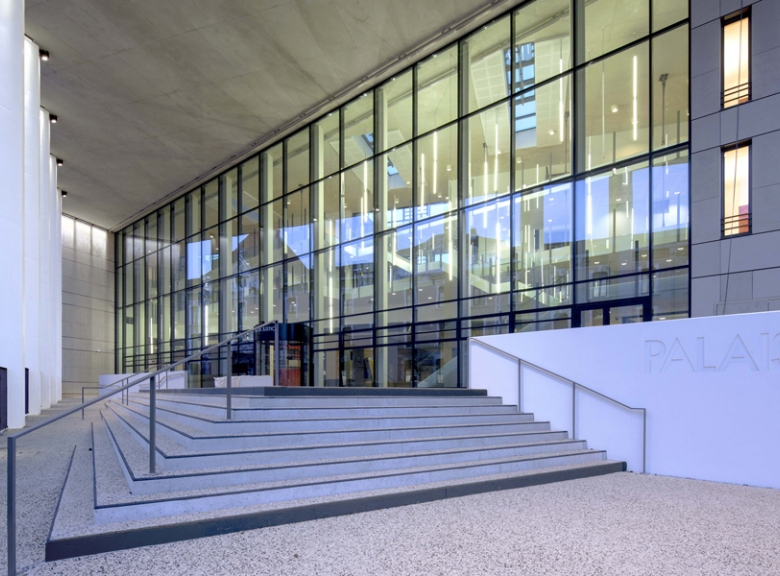 La devanture d'un bâtiment officiel sur lequel groupe metalpe à travaillé