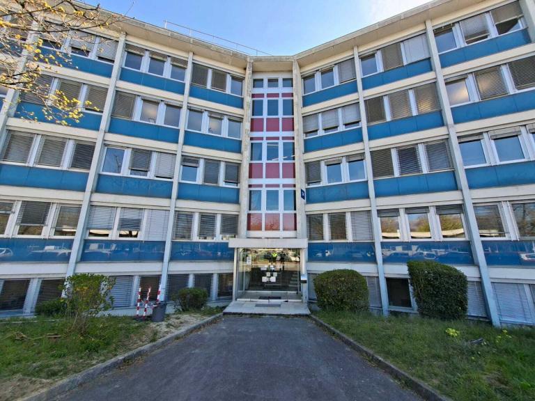 cern-b54-1-6932964e77b9a611672908-698ef1aeb968b861030954.jpg